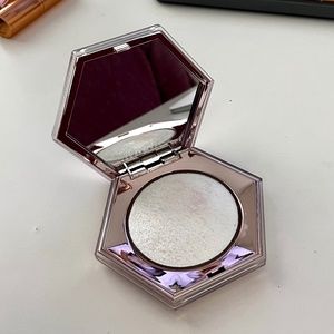 Fenty Beauty Diamond Bomb Highlighter